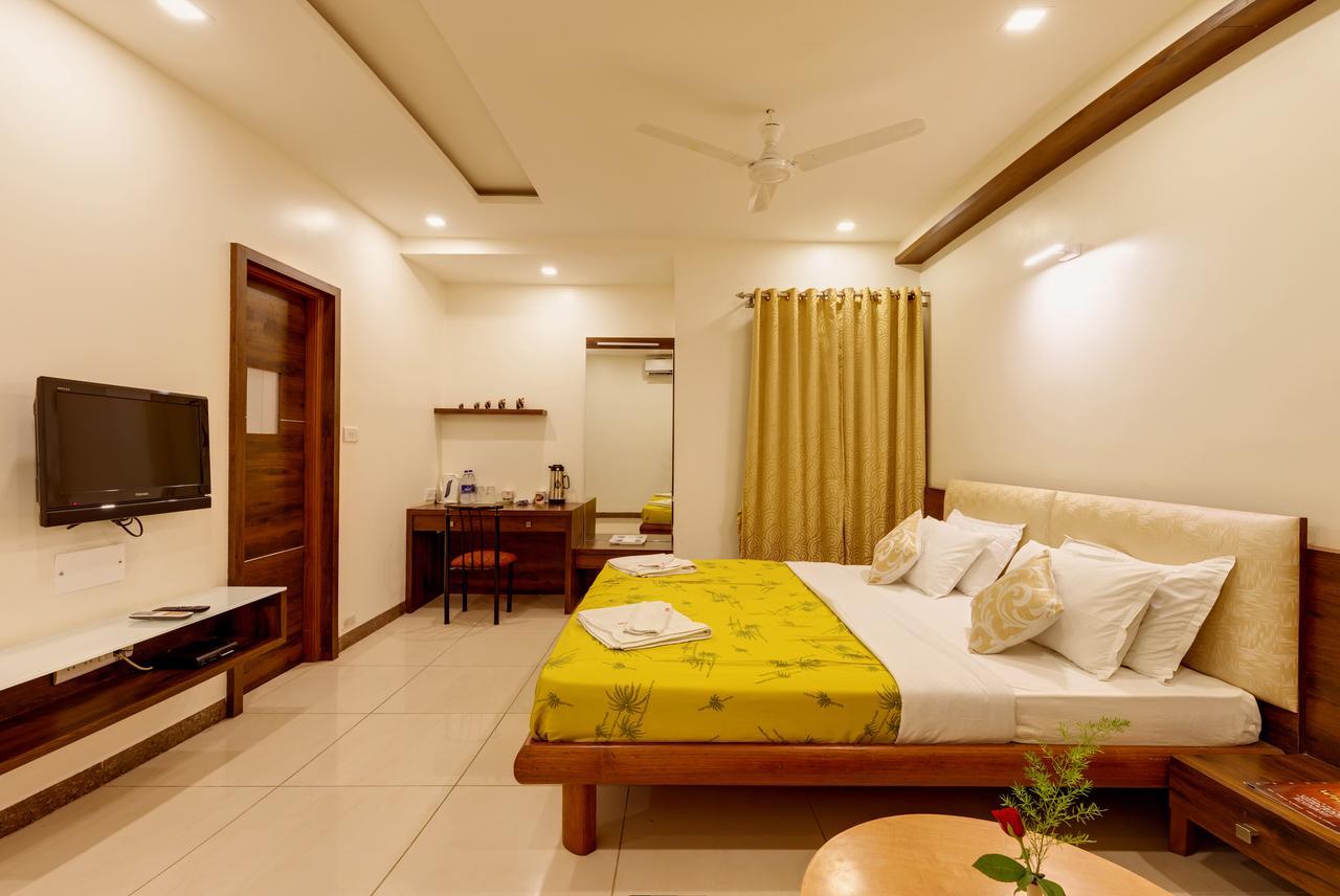 Hotel Woodland Kolhapur Exterior photo
